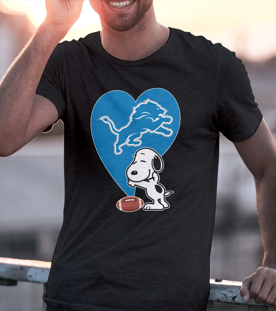 Detroit Lions Snoopy Heart Balloon Football Hug T-Shirt