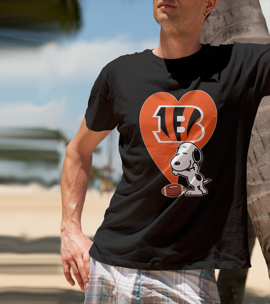 Cincinnati Bengals Snoopy Heart Football Hug T-Shirt