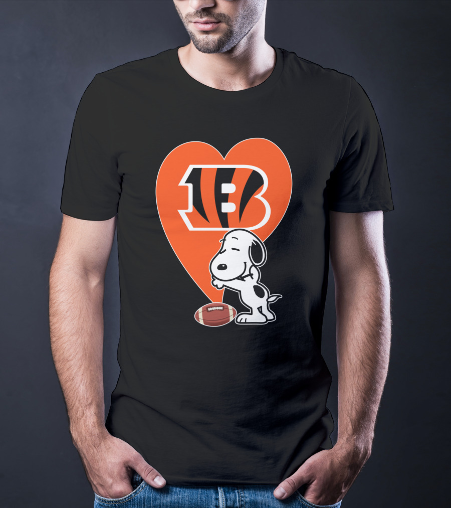 Cincinnati Bengals Snoopy Heart Football Hug T-Shirt