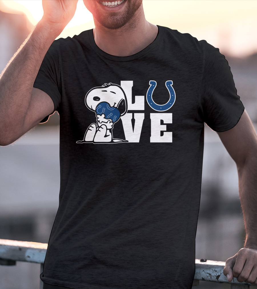Snoopy Hugging Indianapolis Colts Horseshoe Love T-Shirt