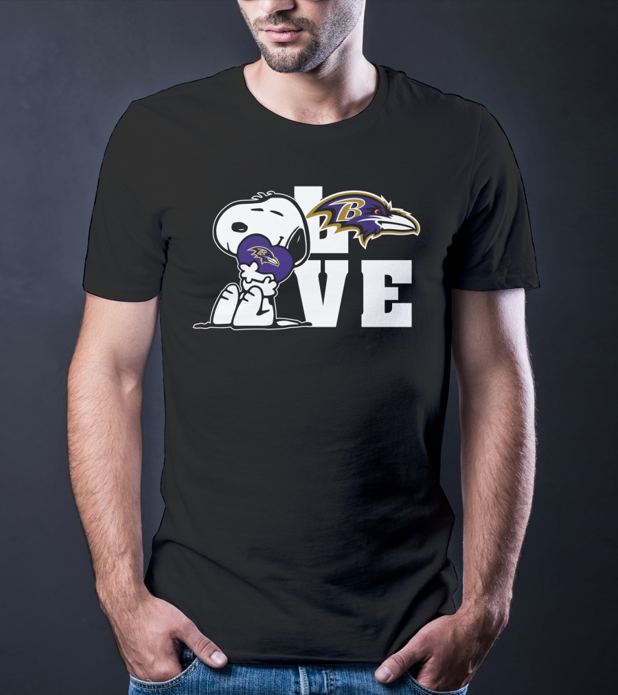 Snoopy Holding Baltimore Ravens Heart Love Ravens T-Shirt