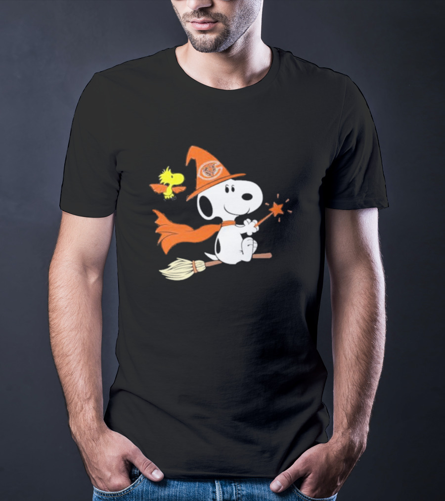Snoopy Witch Chicago Bears Halloween Flying Broomstick Woodstock T-Shirt