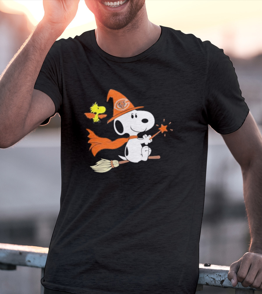 Snoopy Witch Chicago Bears Halloween Flying Broomstick Woodstock T-Shirt