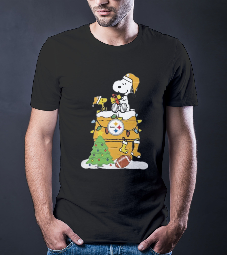 Snoopy And Pittsburgh Steelers Christmas Chimney Scene With Woodstock And Holiday Decorations T-Shirt