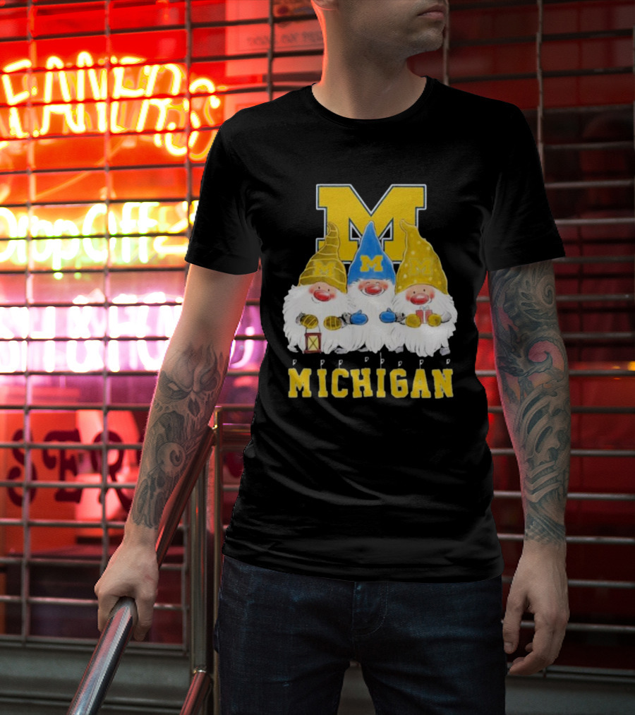 Michigan Wolverines Gnomes Merry Christmas T-Shirt