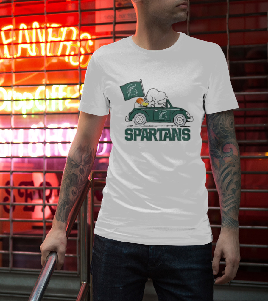 Spartans Peanuts Snoopy Woodstock Car Cartoon Sports T-Shirt