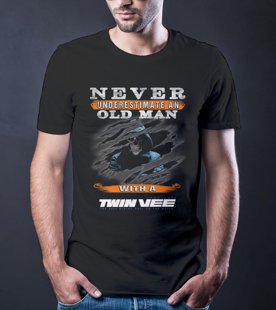 NEVER UNDERESTIMATE AN OLD MAN WITH A TWIN VEE THE BEST RIDING BOAT ON THE WATER T-Shirt