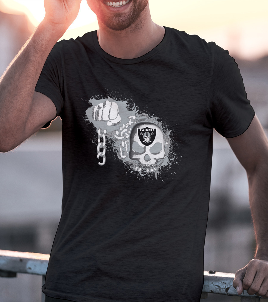 Las Vegas Raiders Skull And Fist Graphic With Chains T-Shirt