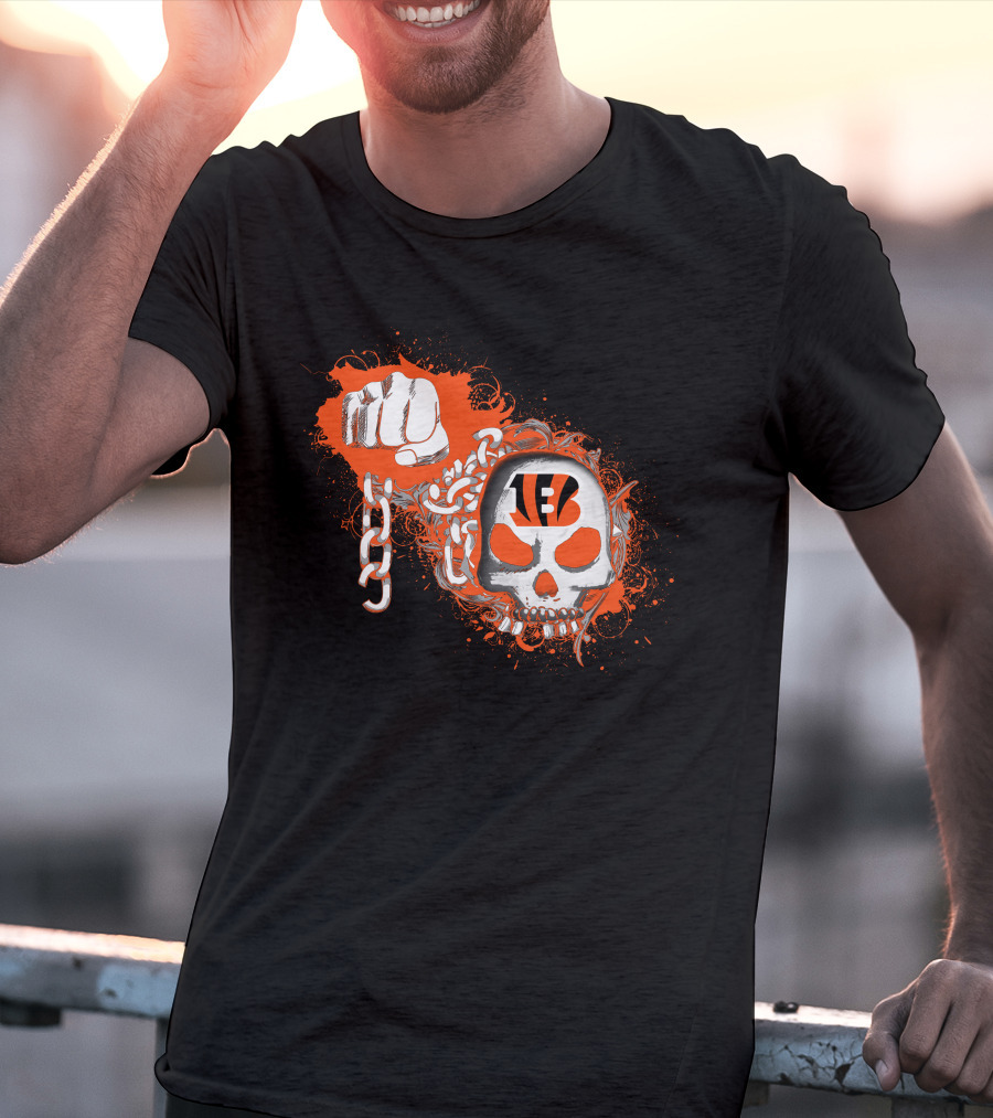 Cincinnati Bengals Skull And Fist Chains T-Shirt