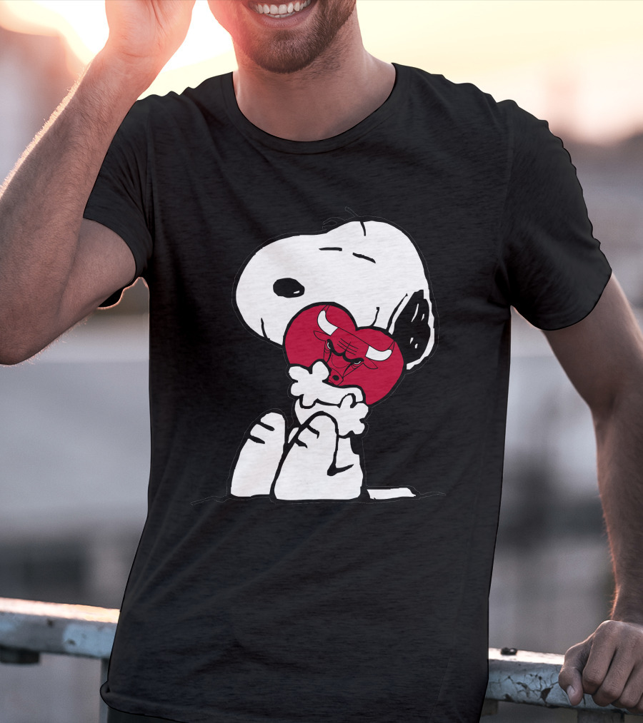 Snoopy Hugging Chicago Bulls Basketball Heart T-Shirt
