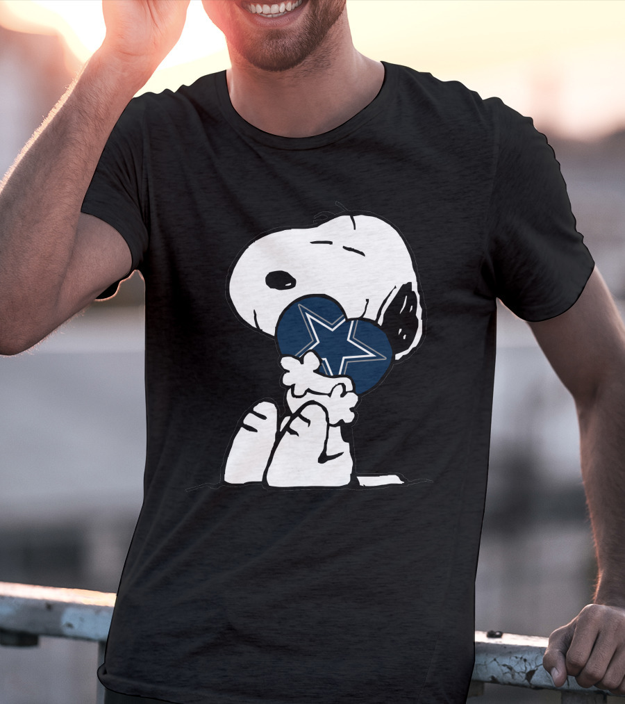 Snoopy Holding Dallas Cowboys Heart T-Shirt