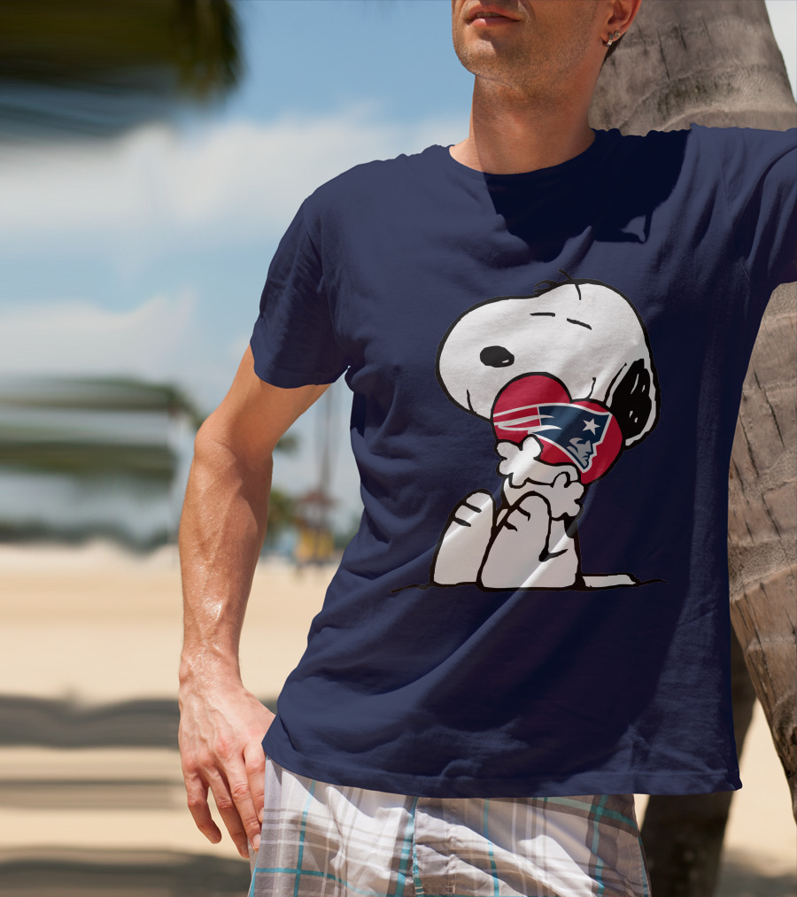 Snoopy Holding New England Patriots Heart T-Shirt