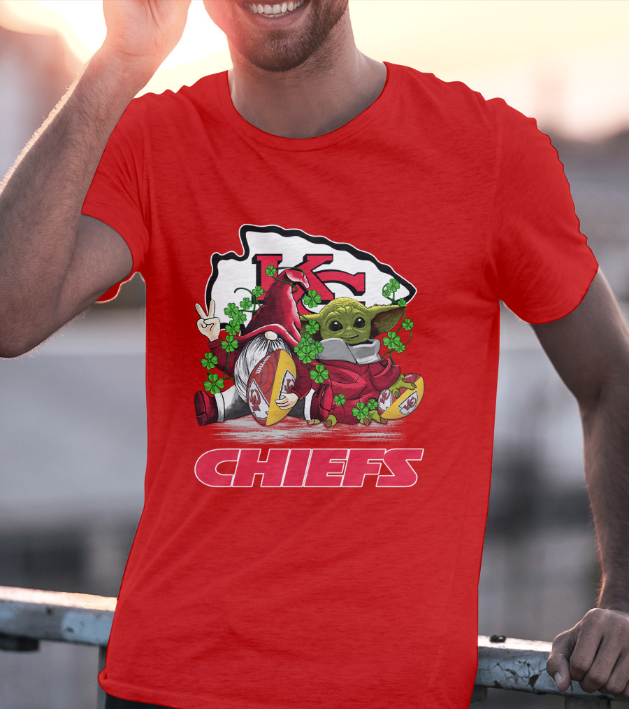Kansas City Chiefs St. Patrick’s Day Baby Yoda And Gnome Football Shamrocks T-Shirt