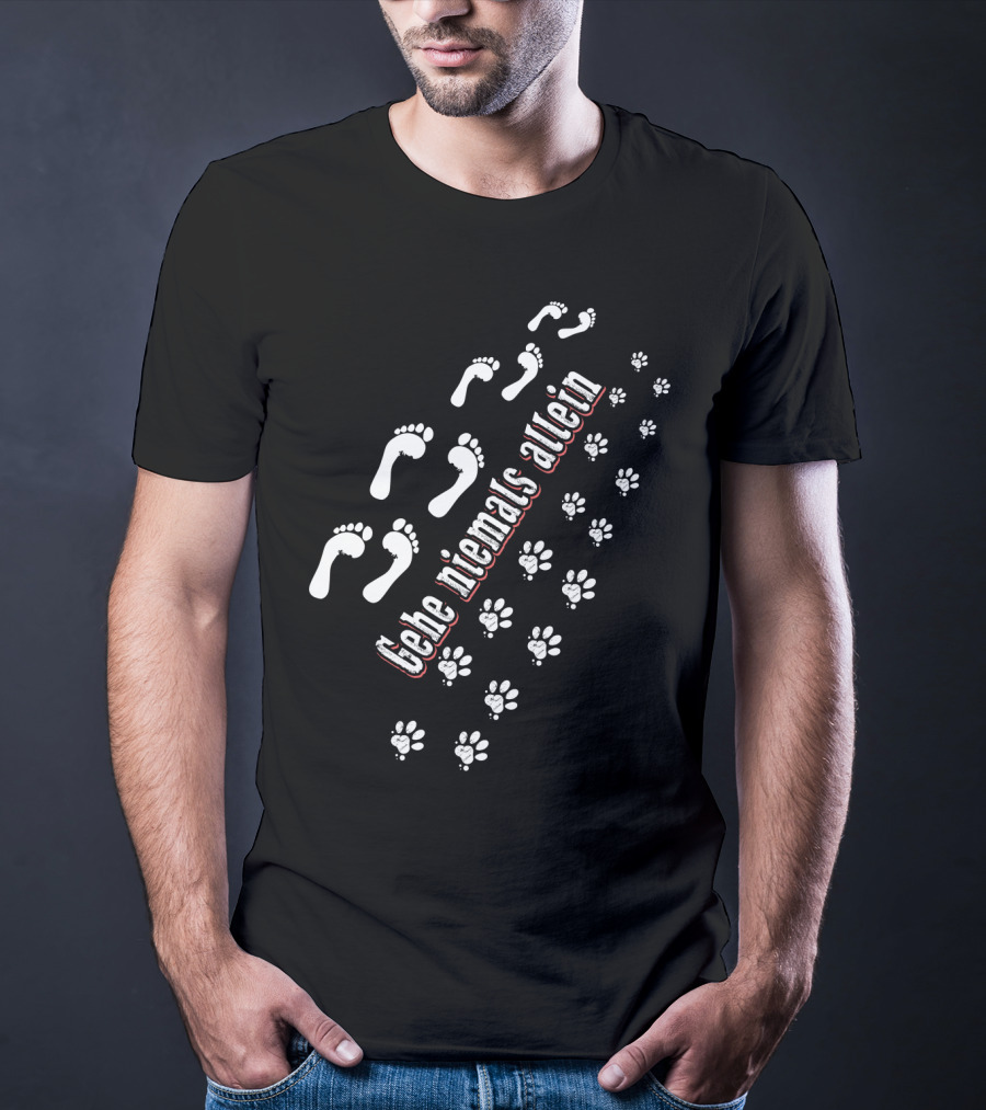 Gehe Niemals Allein Human Footprints And Paw Prints T-Shirt