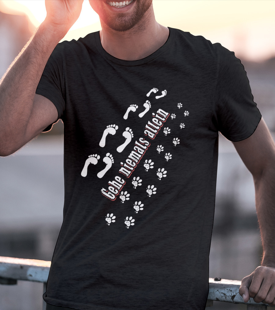 Gehe Niemals Allein Human Footprints And Paw Prints T-Shirt