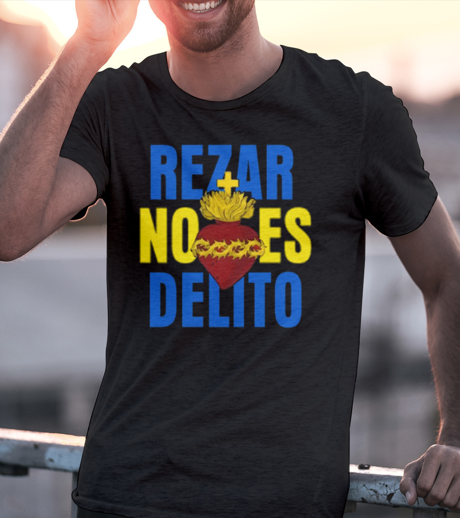 Rezar No Es Delito Sacred Heart Iconography T-Shirt