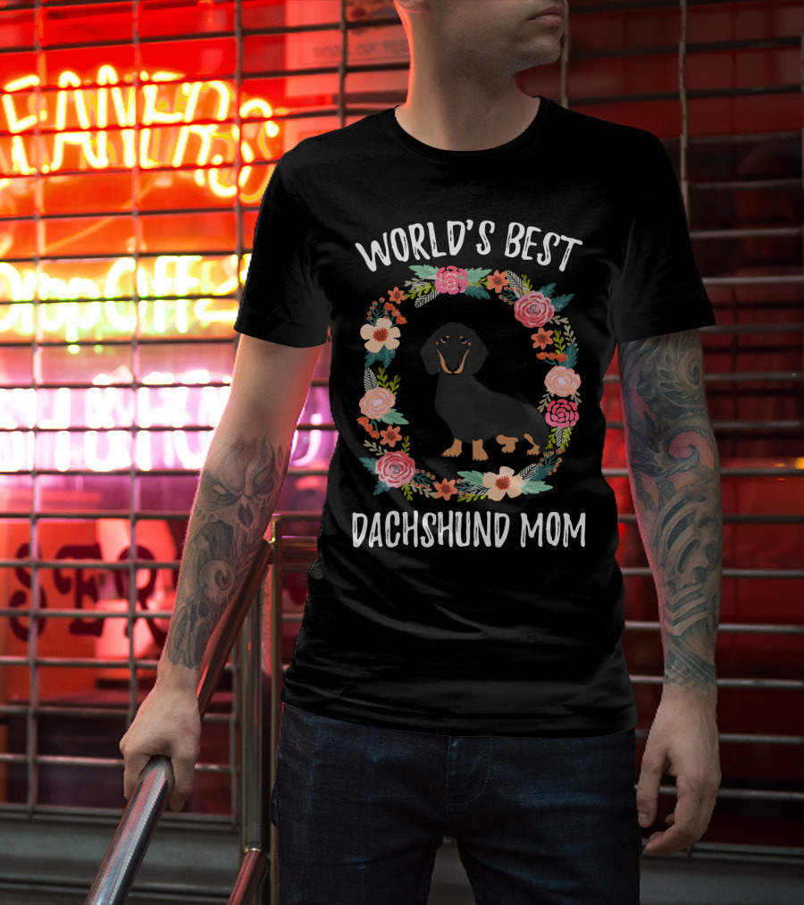 World's Best Dachshund Mom Black Dachshund Floral Wreath T-Shirt