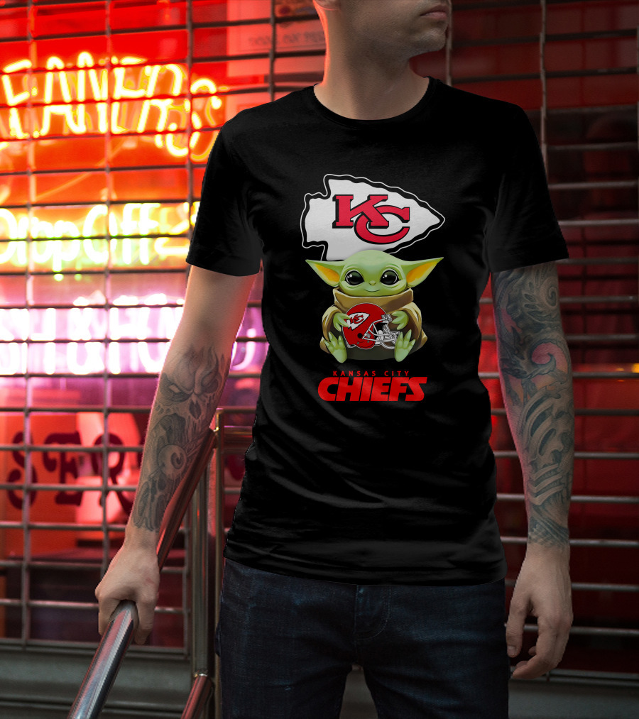 Kansas City Chiefs Baby Yoda Holding Chiefs Helmet Star Wars T-Shirt