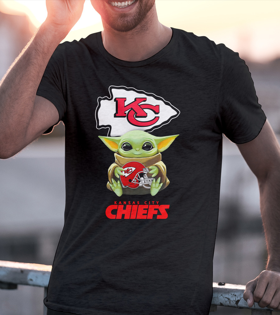Kansas City Chiefs Baby Yoda Holding Chiefs Helmet Star Wars T-Shirt