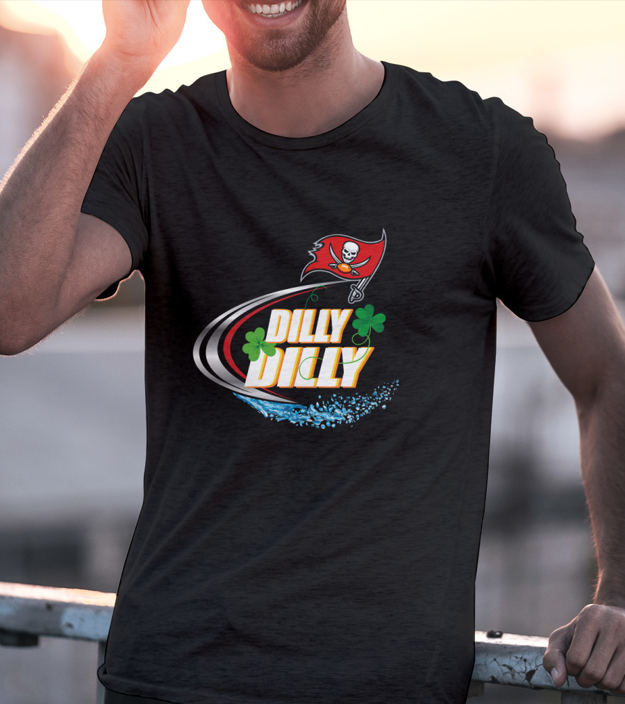 Dilly Dilly Tampa Bay Buccaneers Flag With Shamrocks And Water Splash T-Shirt