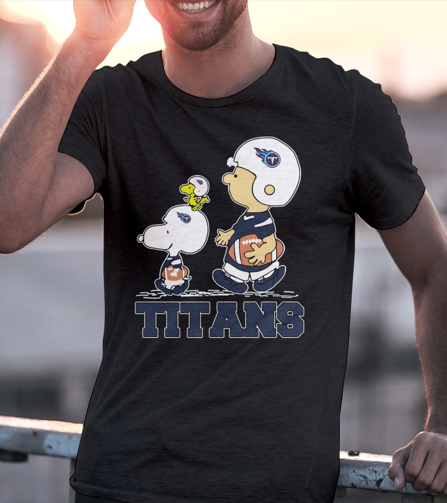 Snoopy And Woodstock With Tennessee Titans Helmets And Footballs T-Shirt