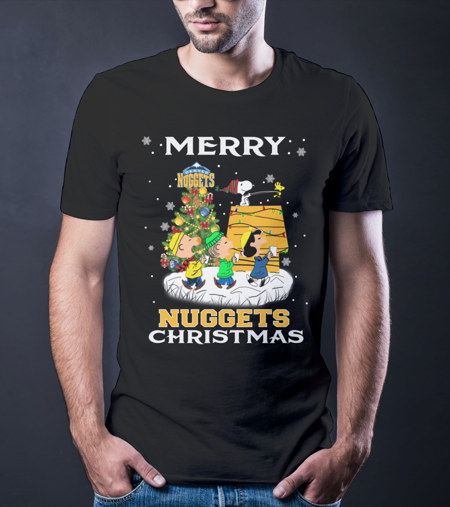 Merry Denver Nuggets Christmas Peanuts Characters And Snoopy Decorate Tree T-Shirt