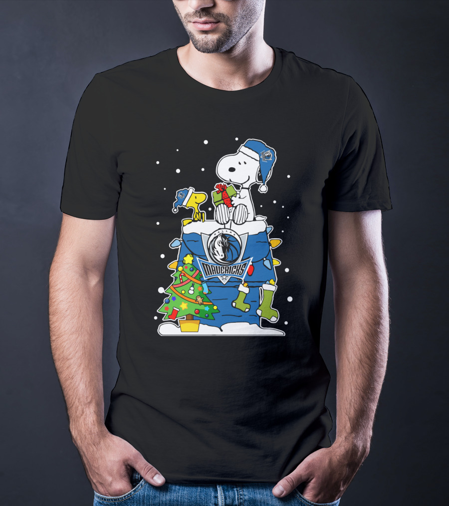 Dallas Mavericks Snoopy Christmas Tree Peanuts Gift Snowy Scene T-Shirt