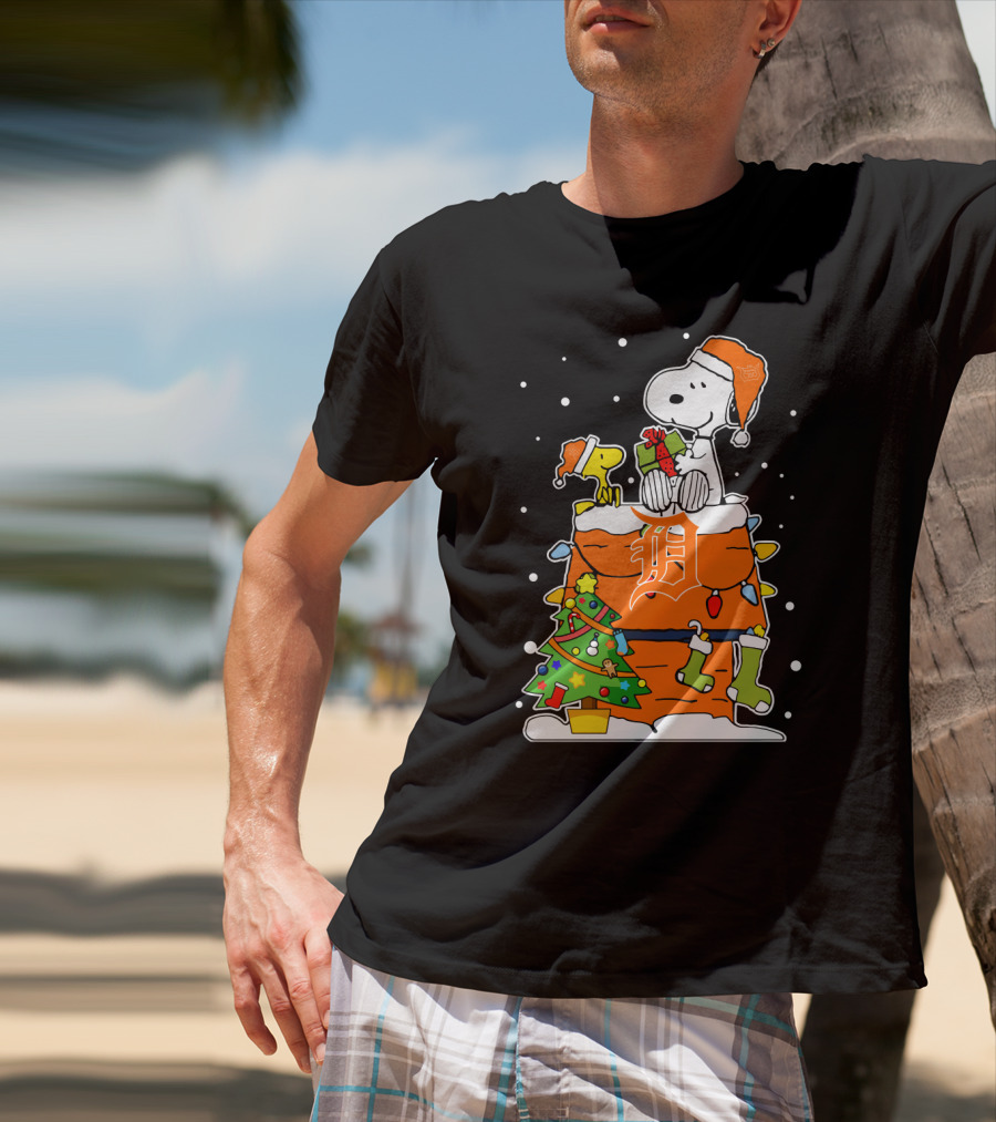 Snoopy And Woodstock Christmas Detroit Tigers Festive Scene T-Shirt