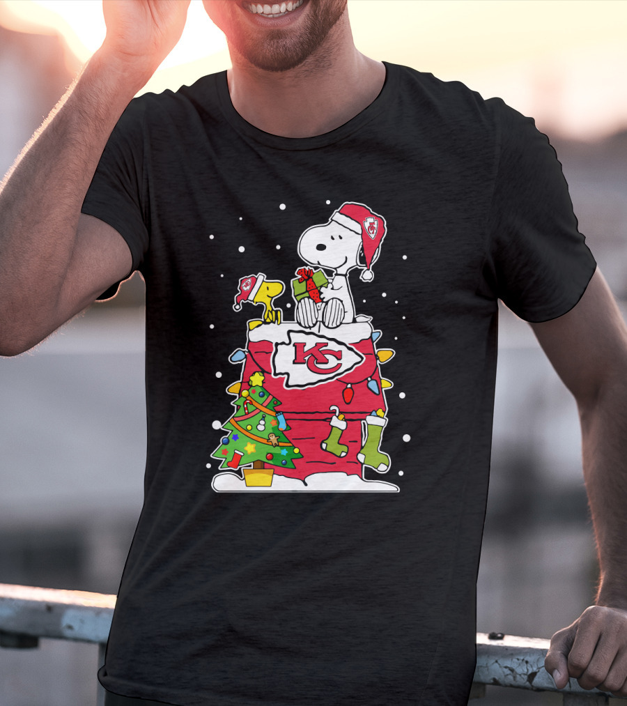 Kansas City Chiefs Snoopy Christmas Santa Hat Peanuts Woodstock Holiday Football T-Shirt