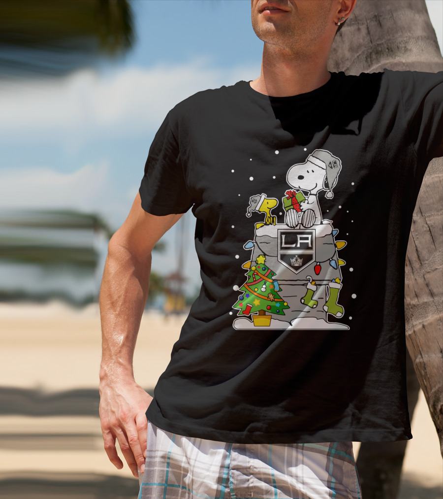 Los Angeles Kings Snoopy And Woodstock Christmas Gift Scene T-Shirt