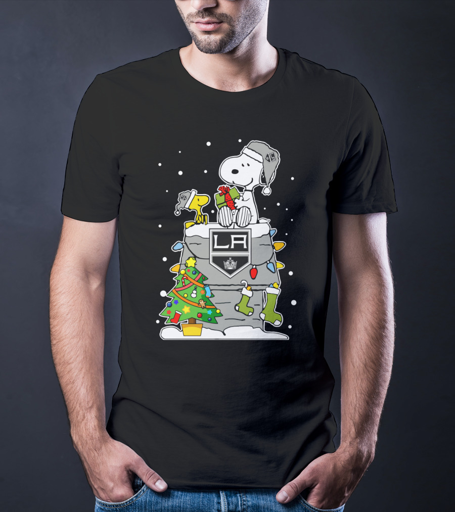 Los Angeles Kings Snoopy And Woodstock Christmas Gift Scene T-Shirt