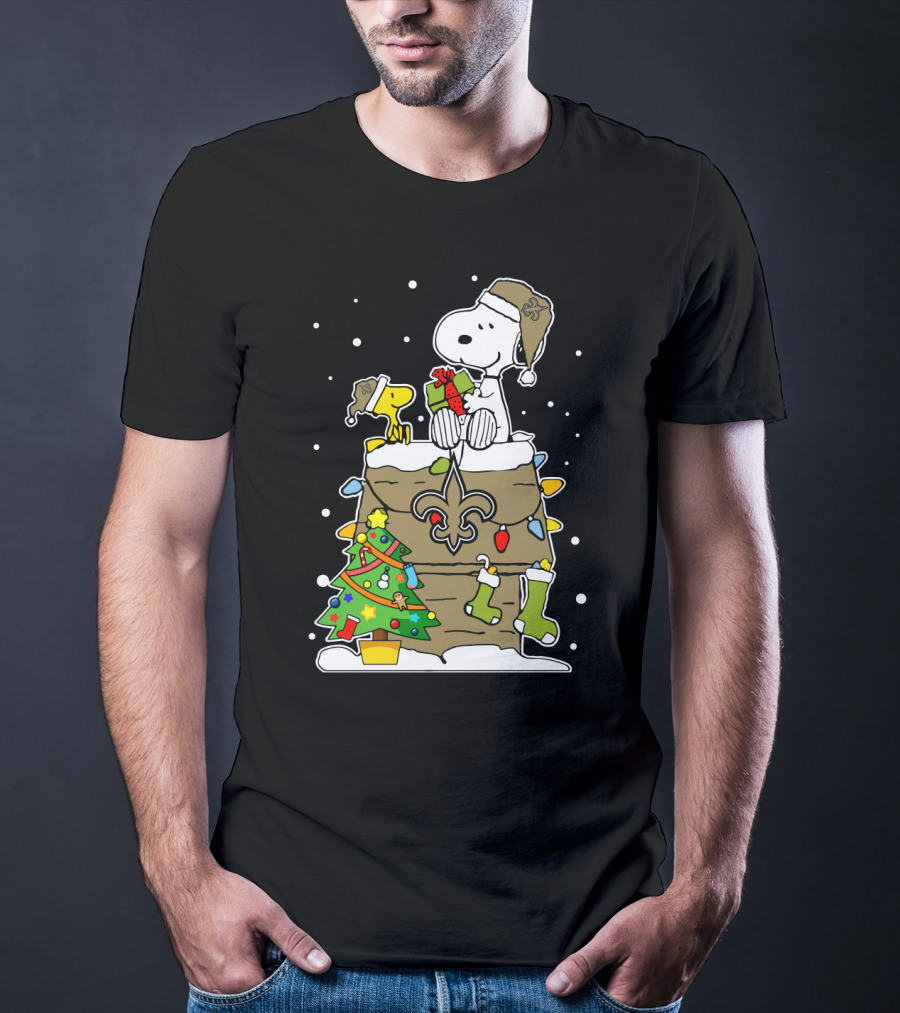 New Orleans Saints Snoopy Christmas Gift Decor With Doghouse And Stockings T-Shirt
