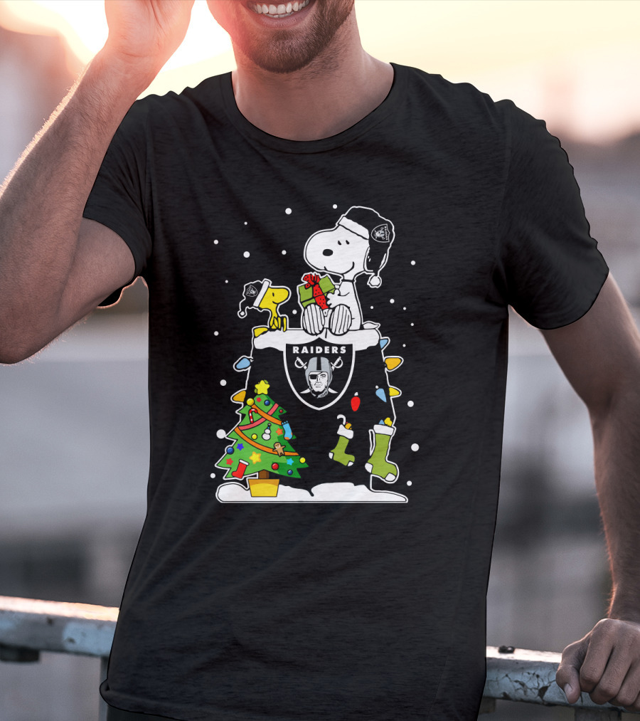 Oakland Raiders Snoopy Christmas Holiday T-Shirt