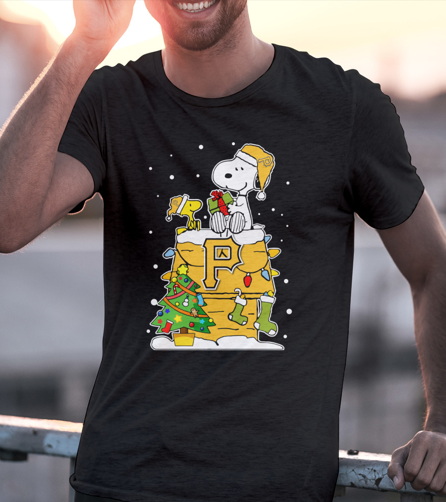 Pittsburgh Pirates Snoopy Christmas Gift Scene Holiday T-Shirt