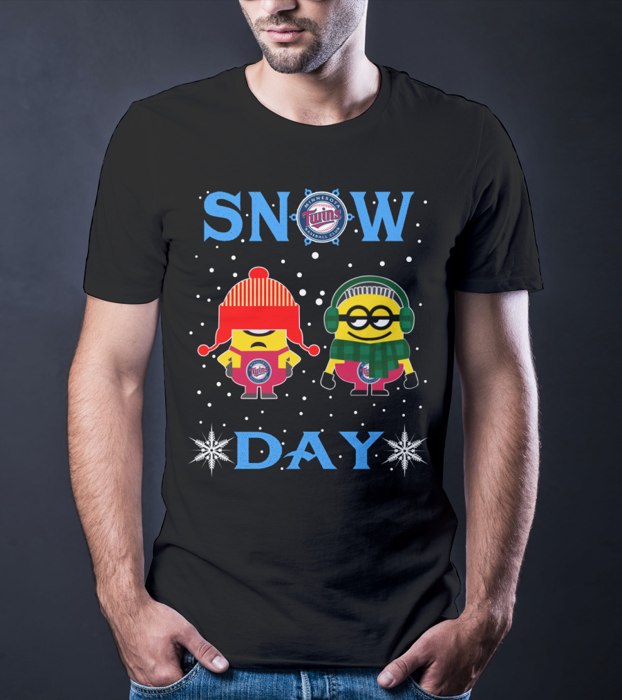 Minnesota Twins Snow Day Featuring Minions Fans In Winter Gear T-Shirt