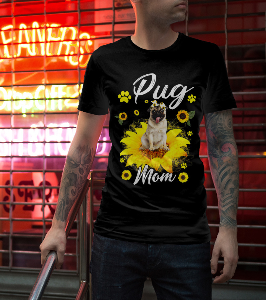 Pug Mom Sunflower Dog Paw Graphics T-Shirt
