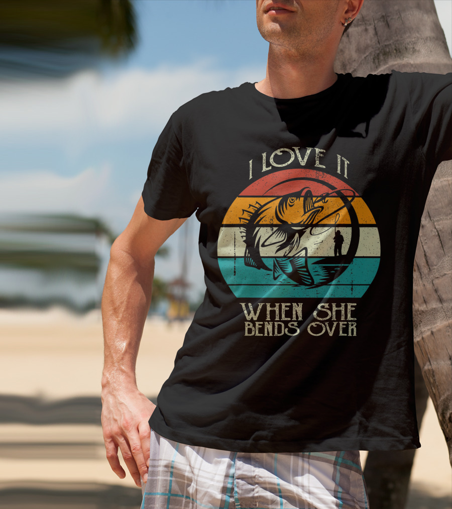 I Love It When She Bends Over Vintage Fishing Lover Retro Sunset T-Shirt