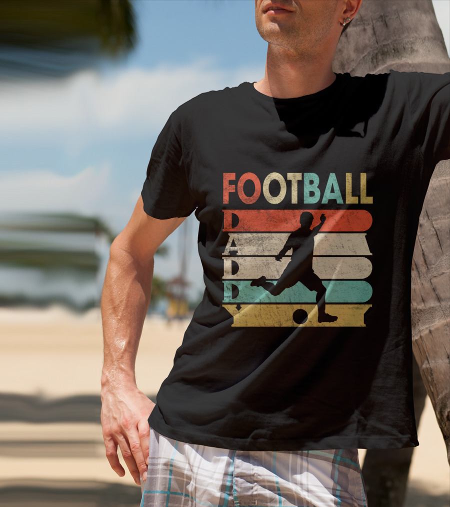 FOOTBALL DADDY Vintage Silhouette Soccer Kicking Retro Stripes T-Shirt