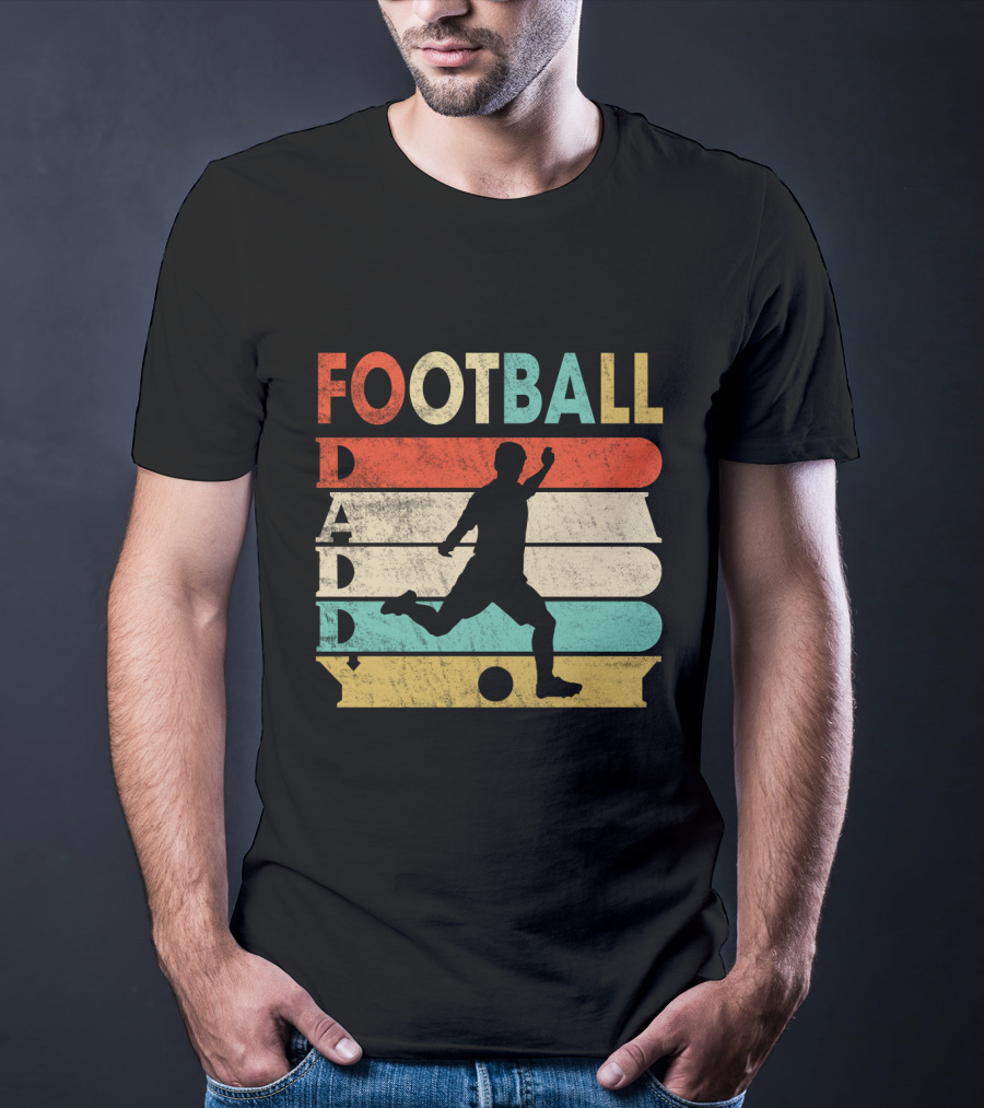 FOOTBALL DADDY Vintage Silhouette Soccer Kicking Retro Stripes T-Shirt
