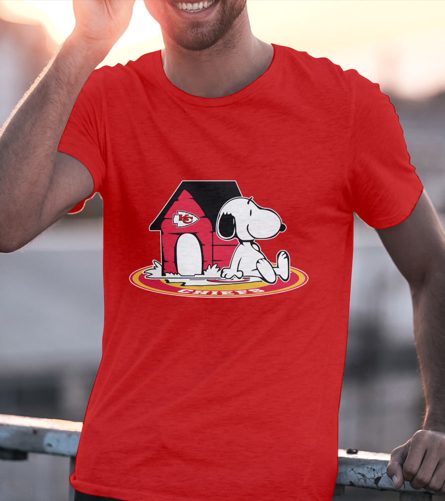 Kansas City Chiefs Snoopy Doghouse Football Fan Forever T-Shirt