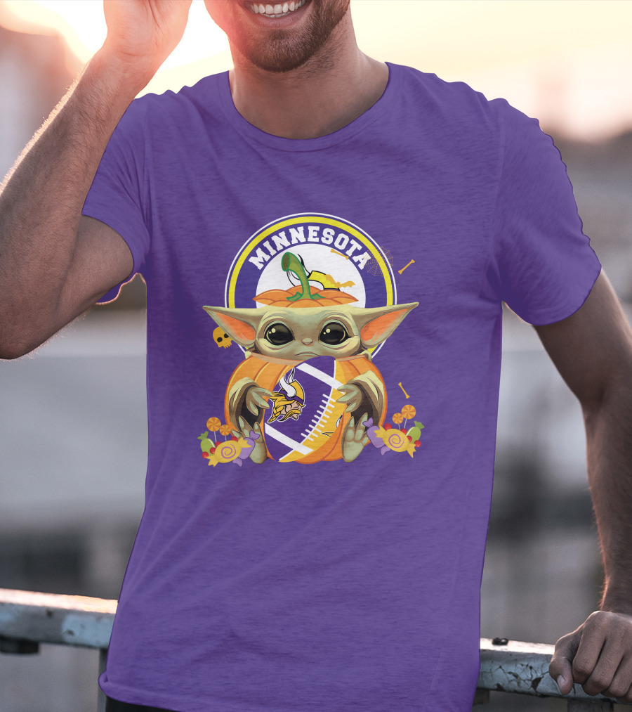 Halloween Pumpkin Baby Yoda Minnesota Vikings Hug T-Shirt