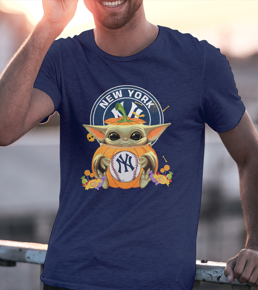 Halloween Pumpkin Baby Yoda Holding New York Yankees Baseball T-Shirt