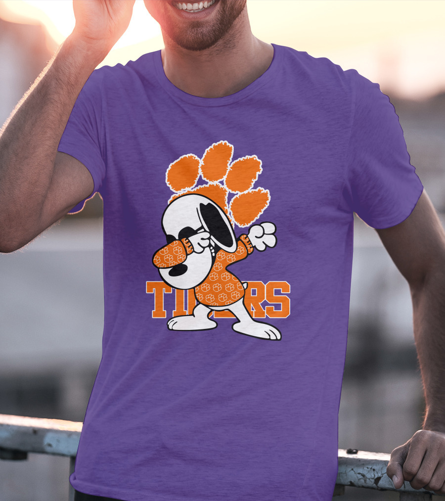 Snoopy Dabbing Clemson Tigers Paw Prints T-Shirt
