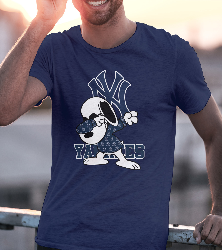 Snoopy Dabbing New York Yankees Logo Yankees T-Shirt