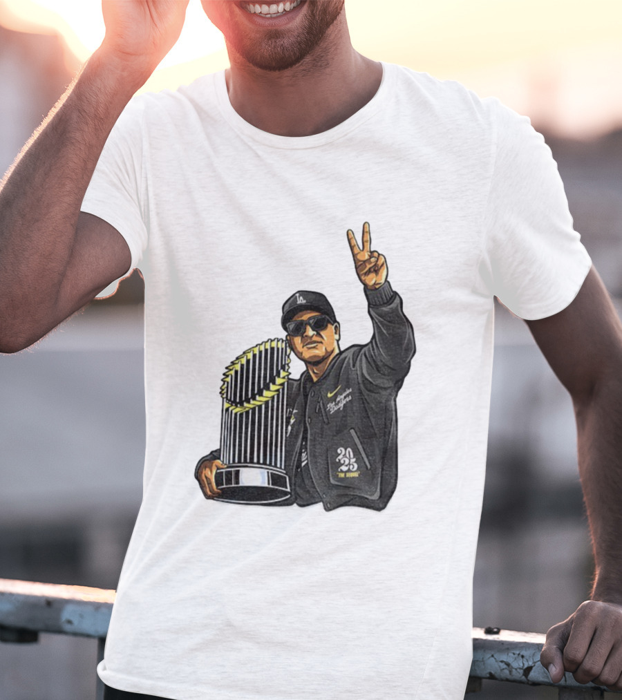 Dave Roberts Los Angeles Dodgers World Series Trophy 2025 Victory Sign T-Shirt