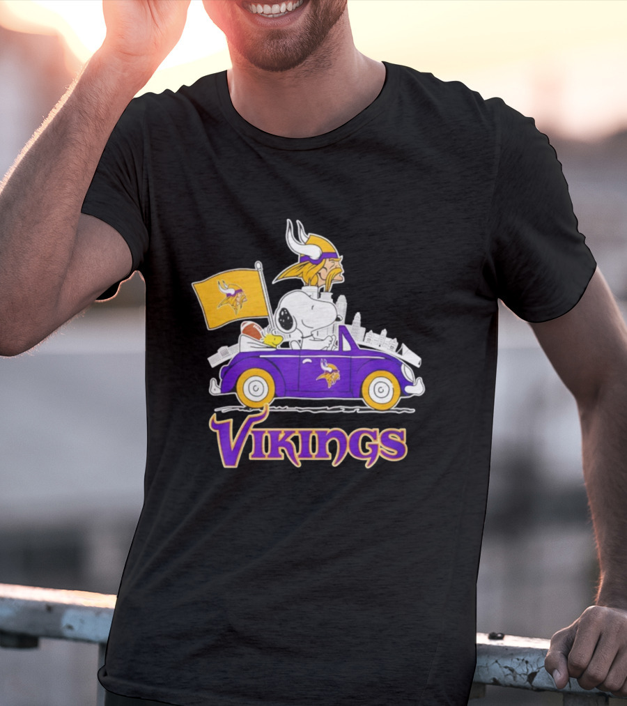 Minnesota Vikings Snoopy Woodstock Driving Purple Car Fan Art T-Shirt