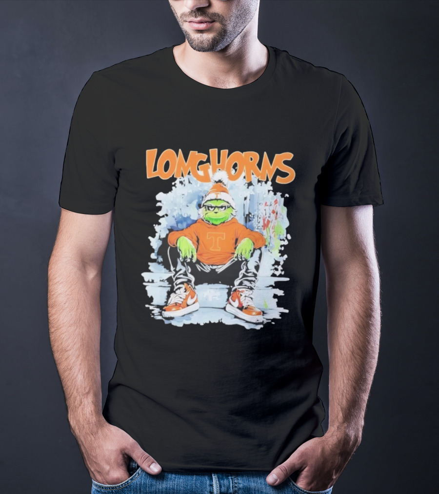 Texas Longhorns Christmas 2025 Grinch Sitting On Steps T-Shirt