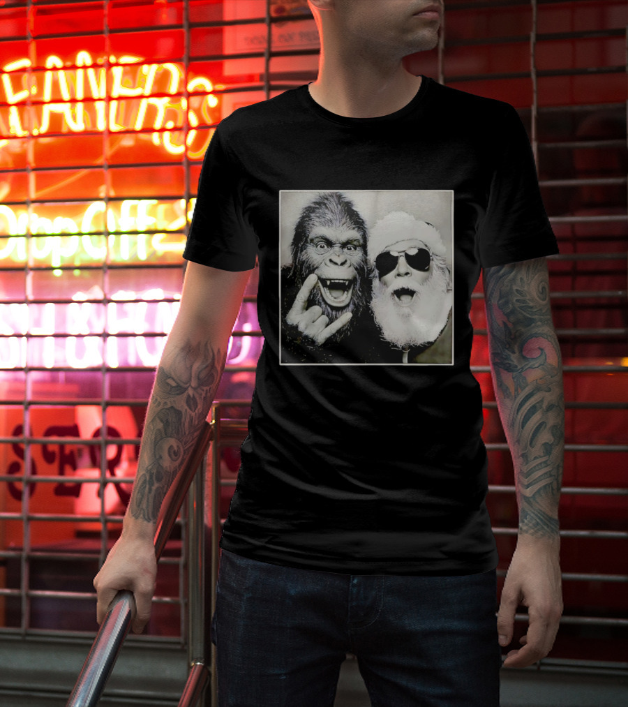 Santa Claus Selfie With Bigfoot Sasquatch Christmas Rock T-Shirt