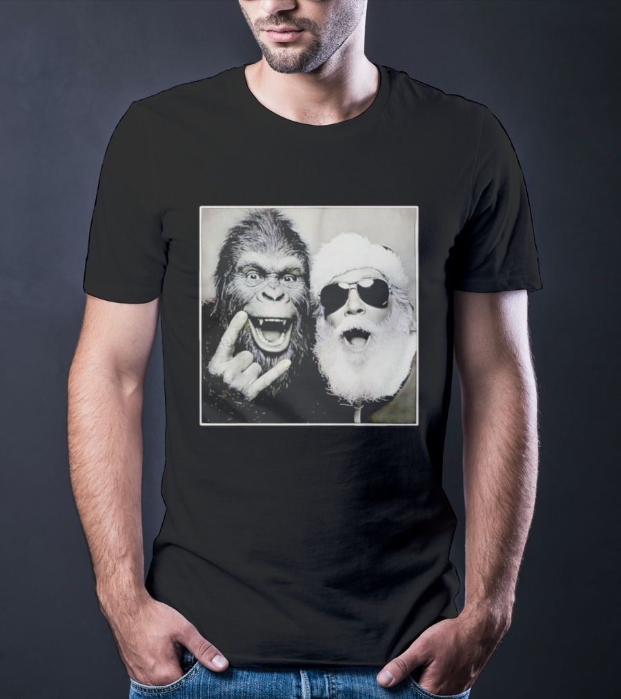 Santa Claus Selfie With Bigfoot Sasquatch Christmas Rock T-Shirt