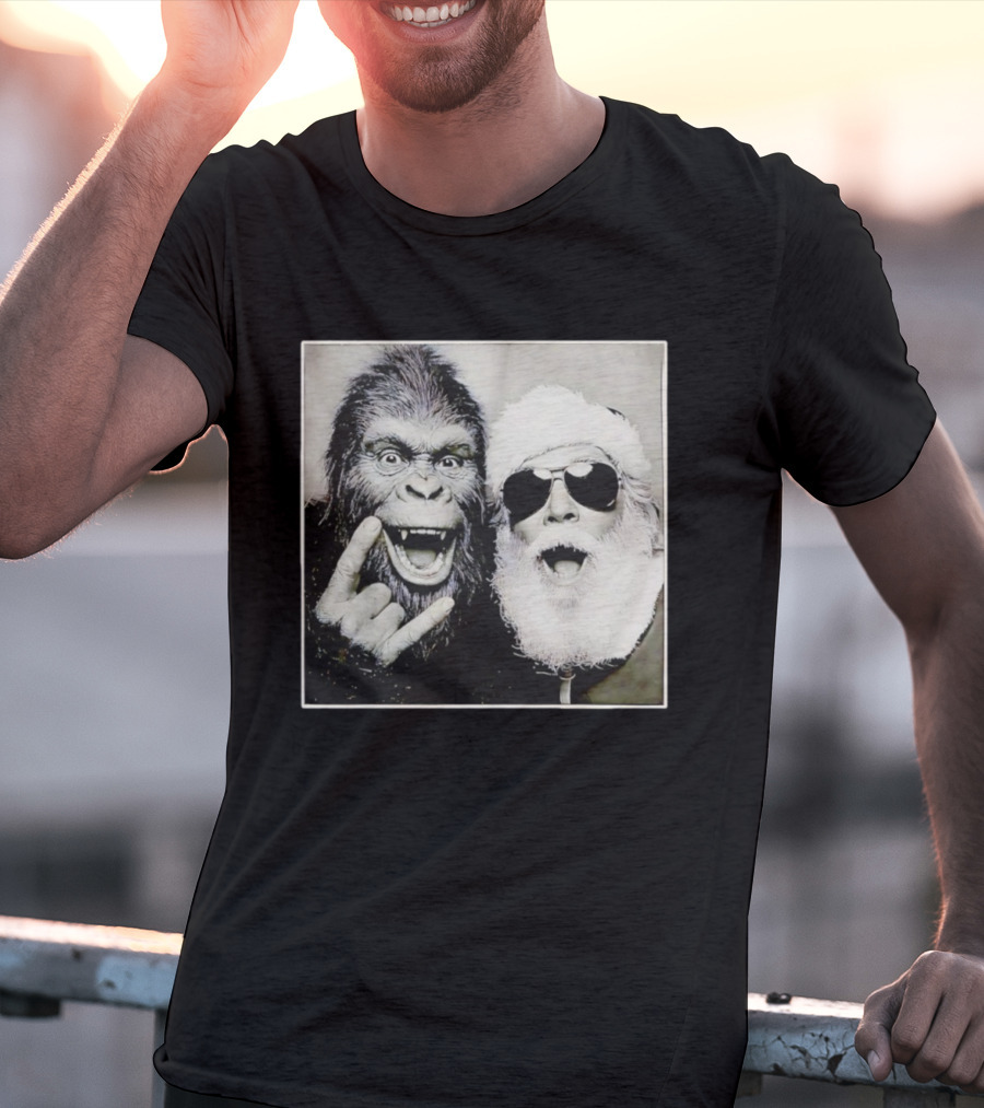 Santa Claus Selfie With Bigfoot Sasquatch Christmas Rock T-Shirt